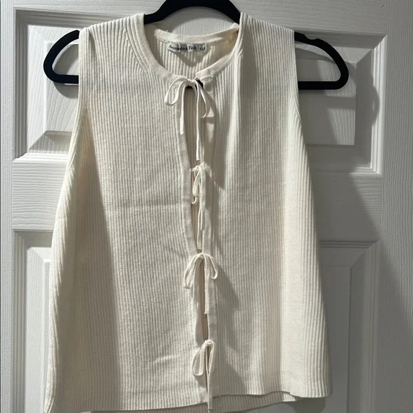 Cream Sleeveless Abercrombie and Fitch Tie-Front Top - Picture 1 of 4
